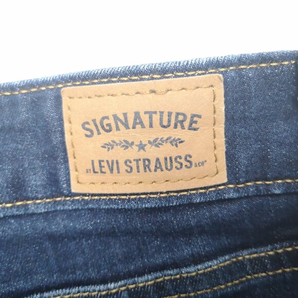 Signature Levi's Ladies Size 12M Medium Wash Mid Rise Straight Leg Jeans - Picture 3 of 14